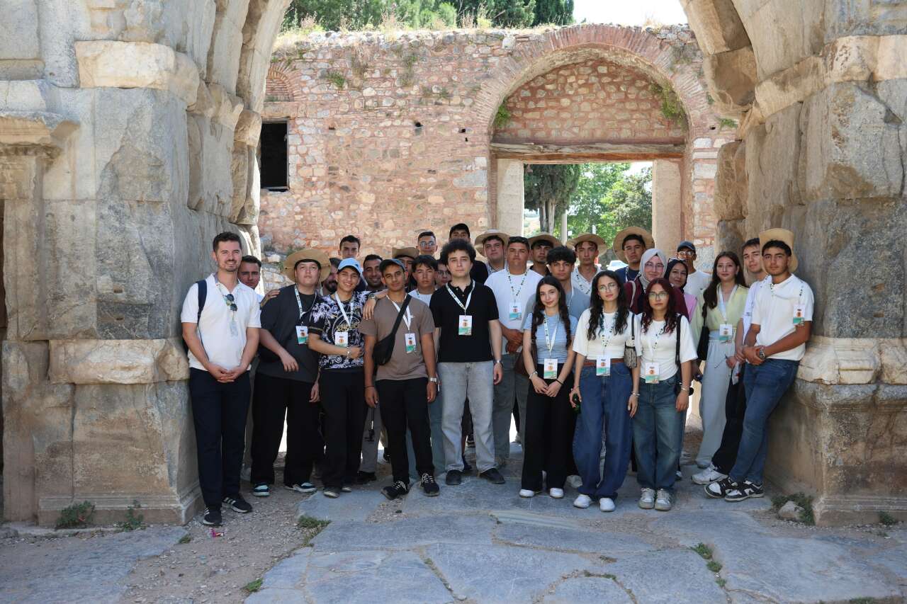 Kitabı okuyan, sınavı geçen YHT ile gidiyor! Konyalı liseliler kuruluşun şehrinde 3